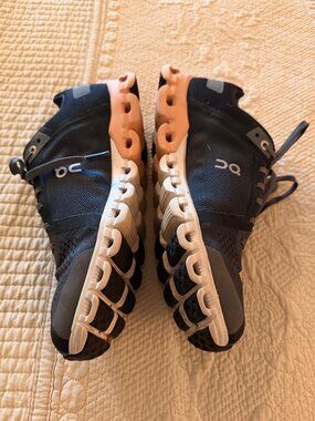 ON RUNNING Women's Running Shoe